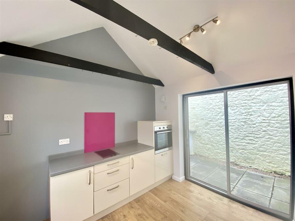 Kitchen 2.jpeg