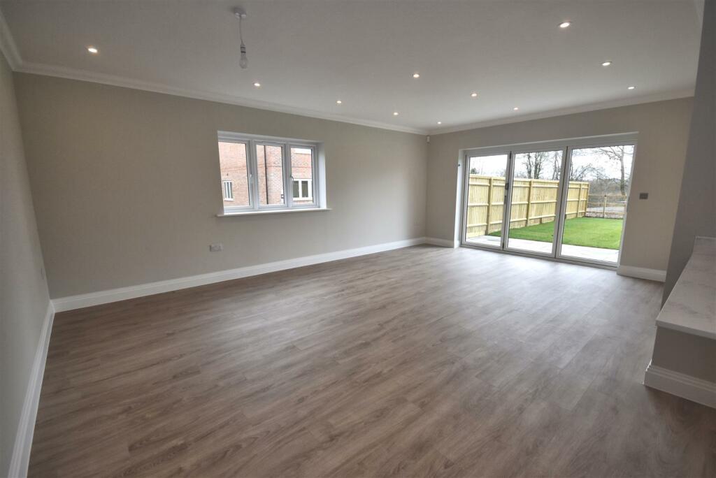 Dining room 1.jpg