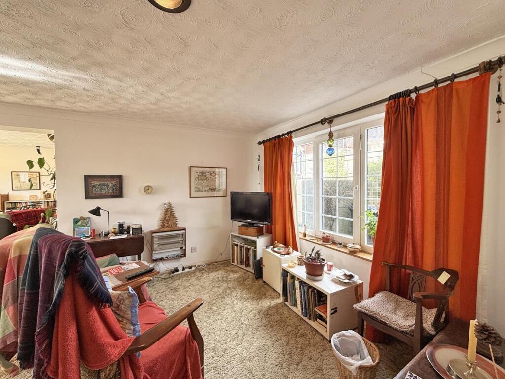 Rigdale Close 17 - Dining 3.jpg