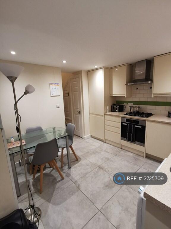 Kitchen / Dining Area