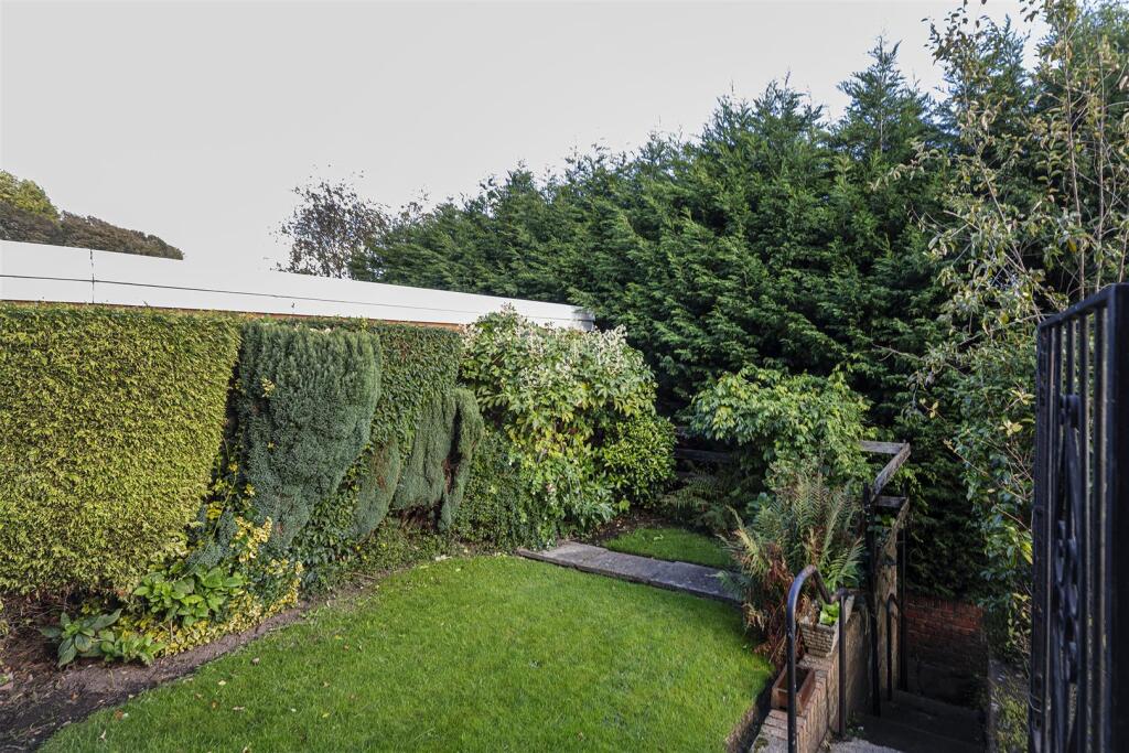 Bramleys Estate Agents - Gleneagles Way - Fixby (4