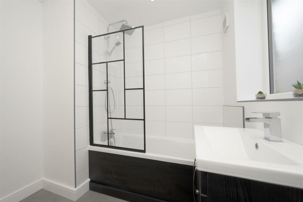 Bathroom - bath and sink.jpg