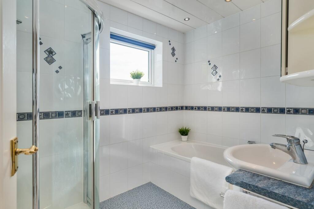 Main Bathroom 