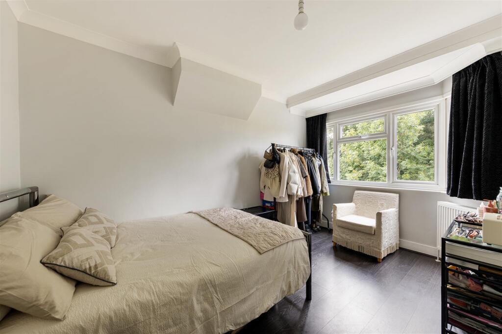 Brackley Square, IG8