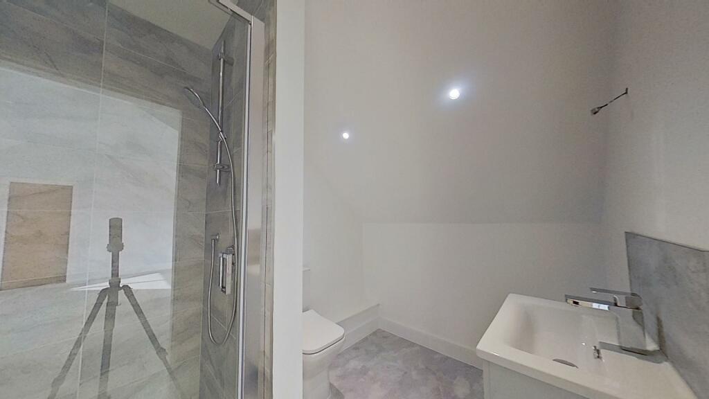 EN-SUITE SHOWER ROOM