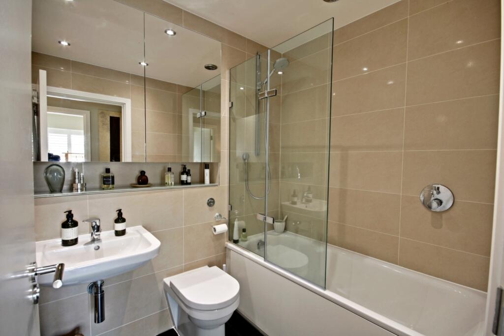 Flat 2 6 Holford Way - Family bathroom