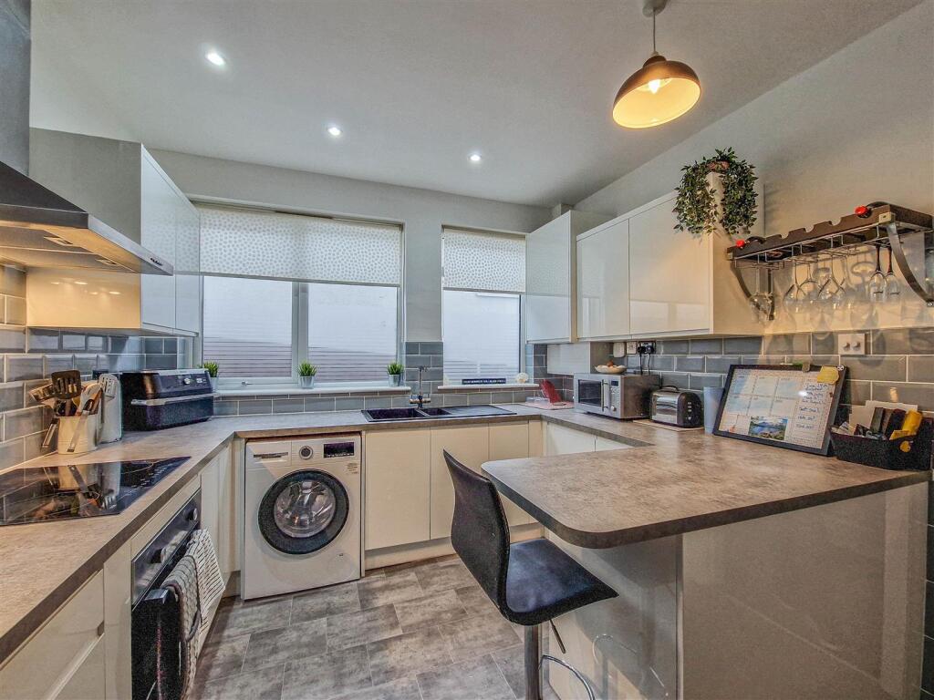 Kitchen with breakfast bar