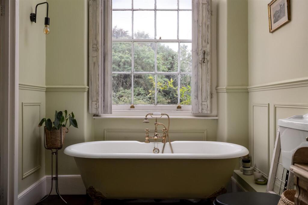 68 - Oakley House - GL5 5PQ - Web.jpg