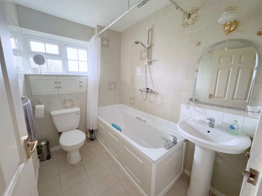 2nd Floor bathroom/Wc