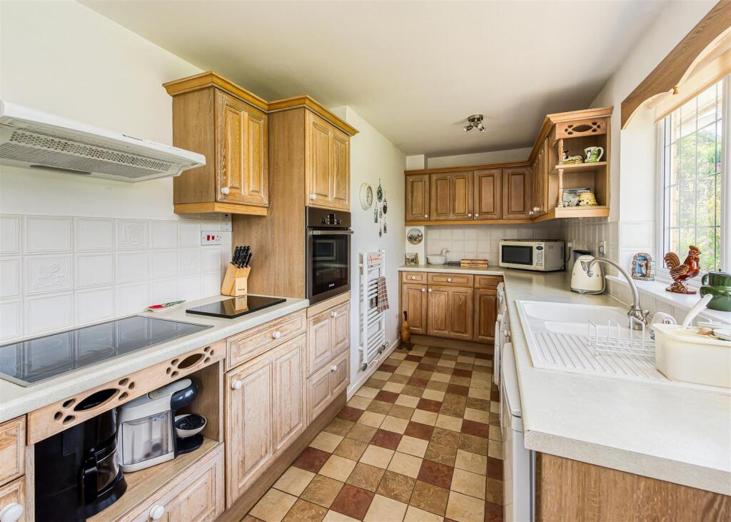 8 Crockington Close-Kitchen A.jpg