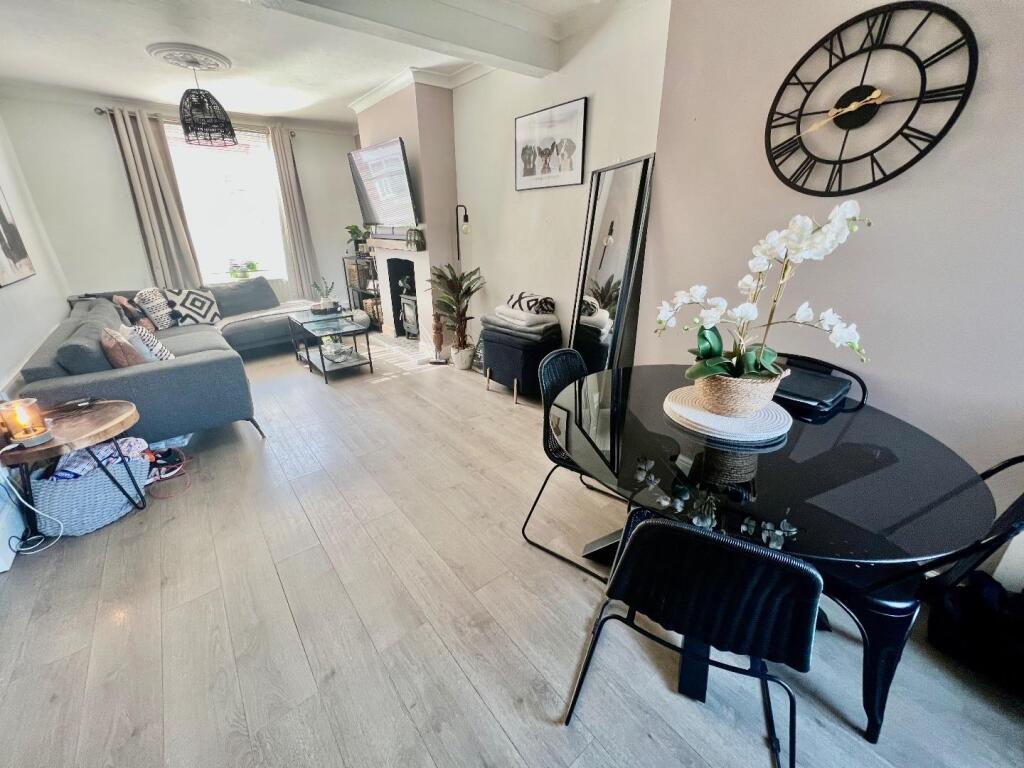 Lounge/Dining Room