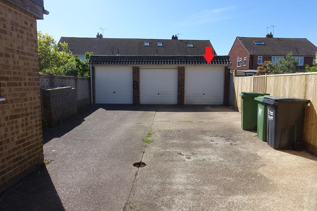 Garage En Bloc to Rear