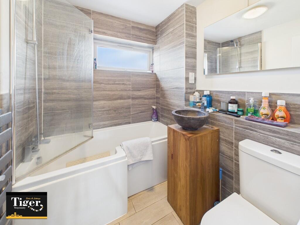 CAM02176G0-PR0495...