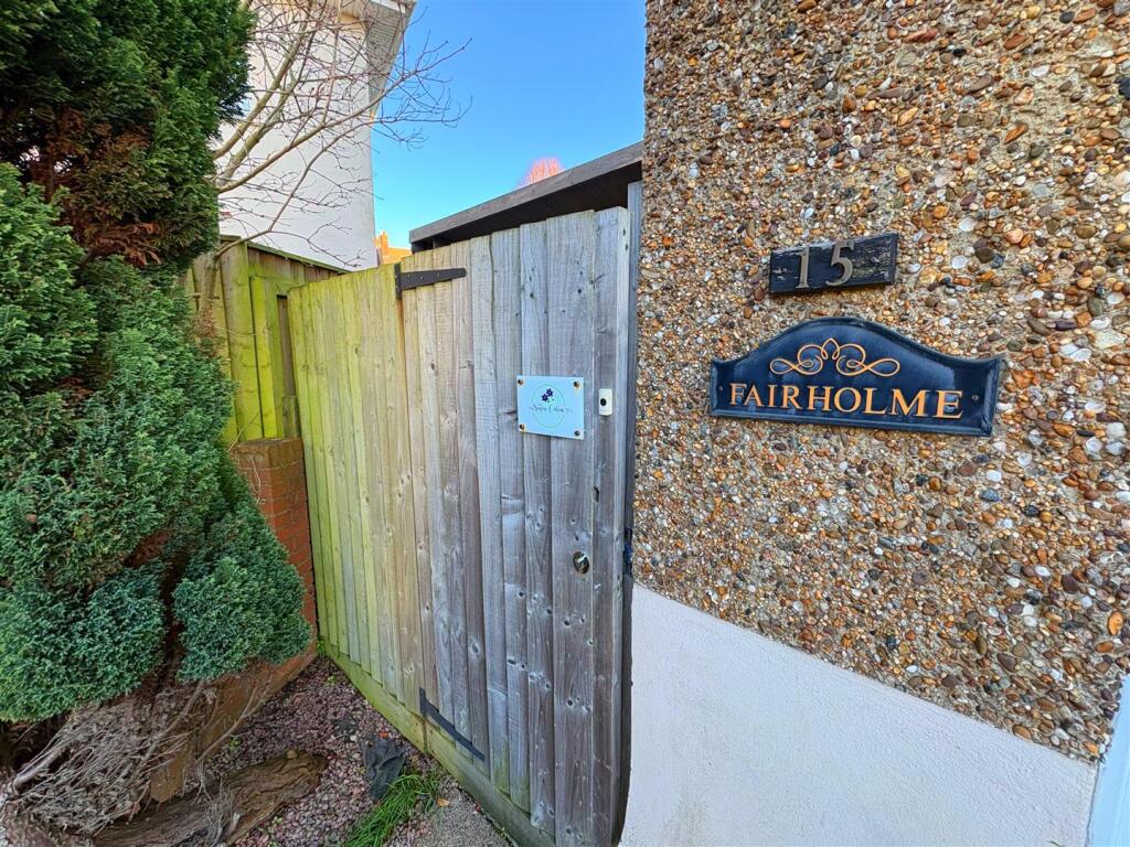 Access to rear garden.jpg