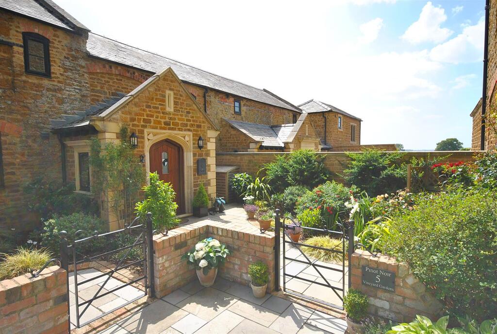 FRONT GARDEN