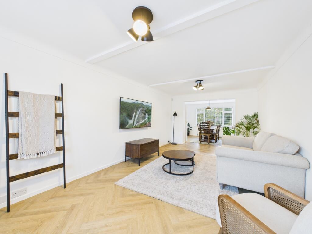 CAM02386G0-PR0152-STILL006