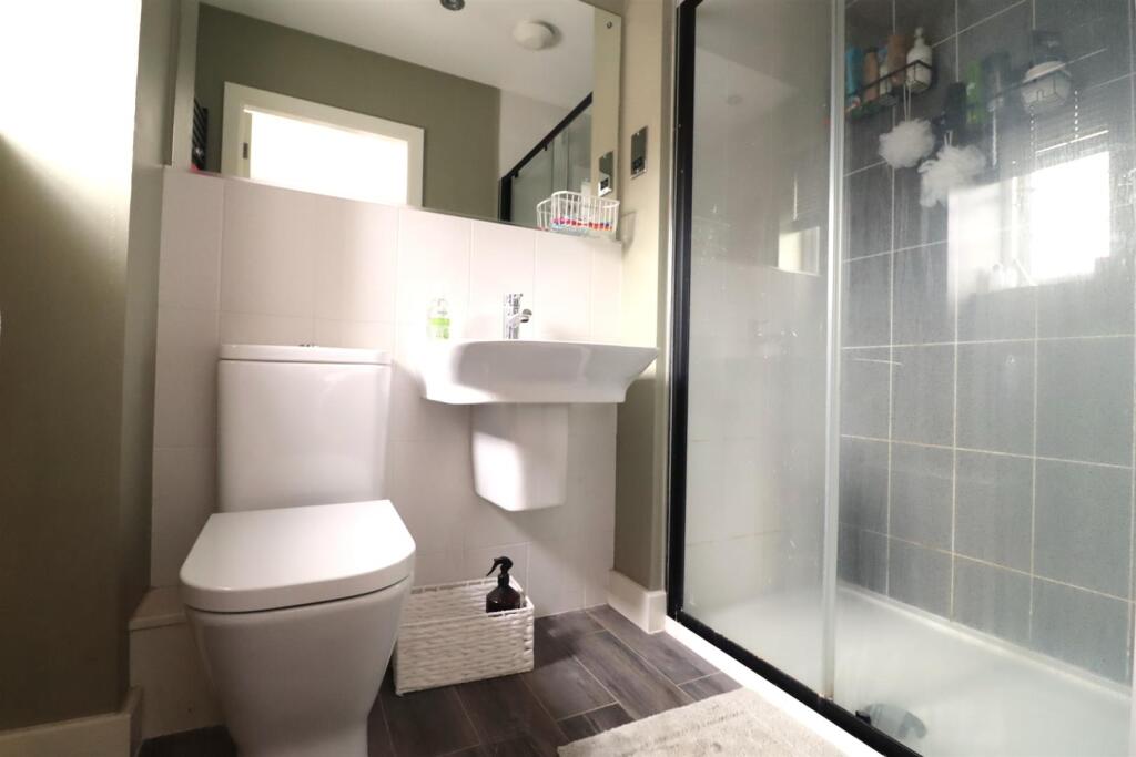 Bedroom one ensuite.JPG