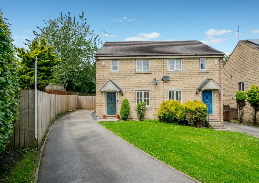 Front Garden / Driveway: