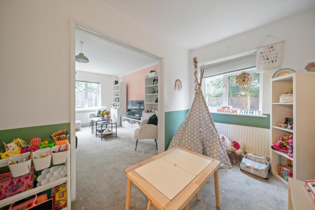 2 Courtfield Ph4.jpg