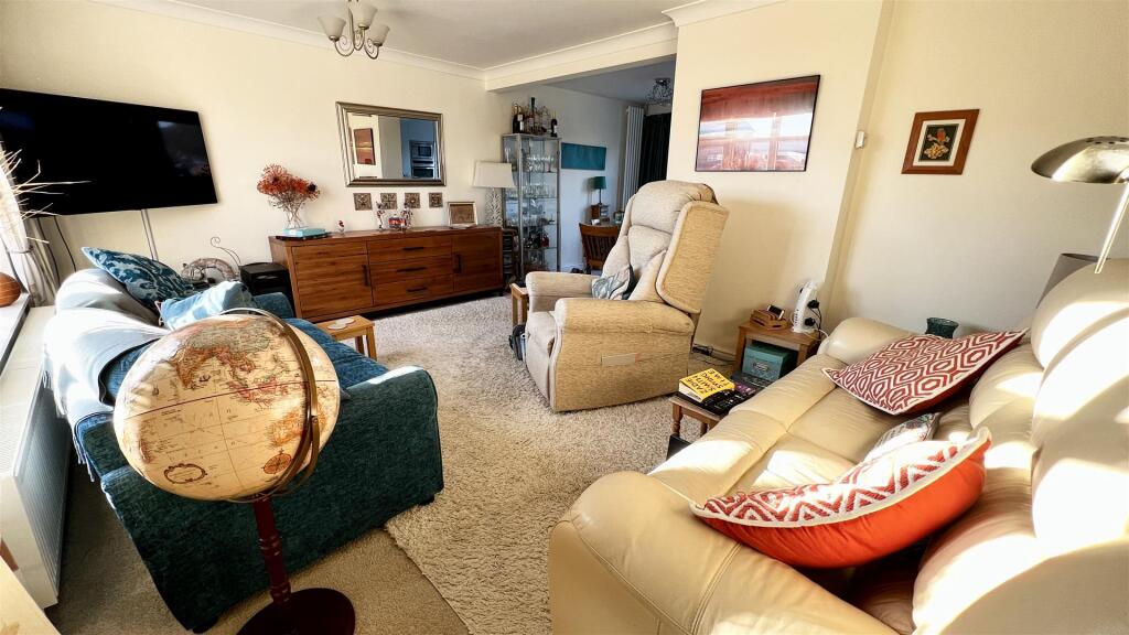 L SHAPED LOUNGE/DINING ROOM