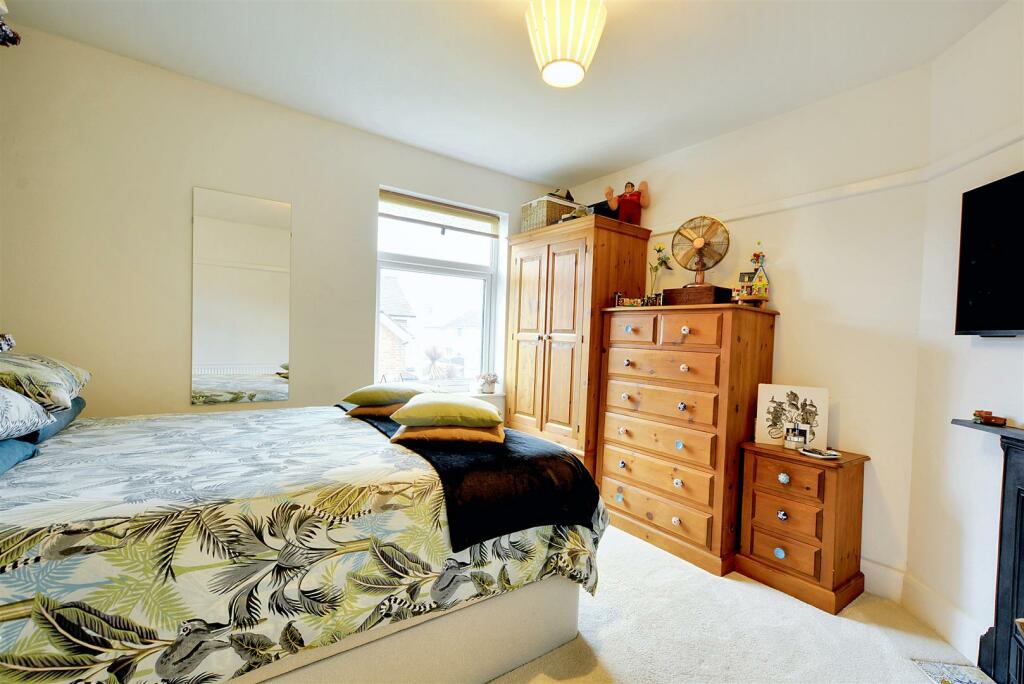 Bedroom 1_1.jpeg