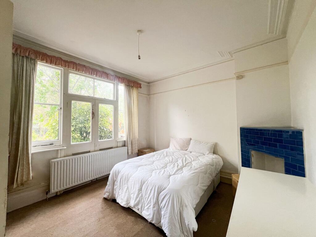 Aldersbrook Rd E12