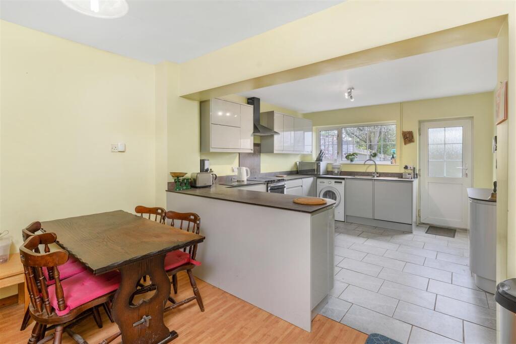 6 Gulliver's Close, Horley-4.jpg