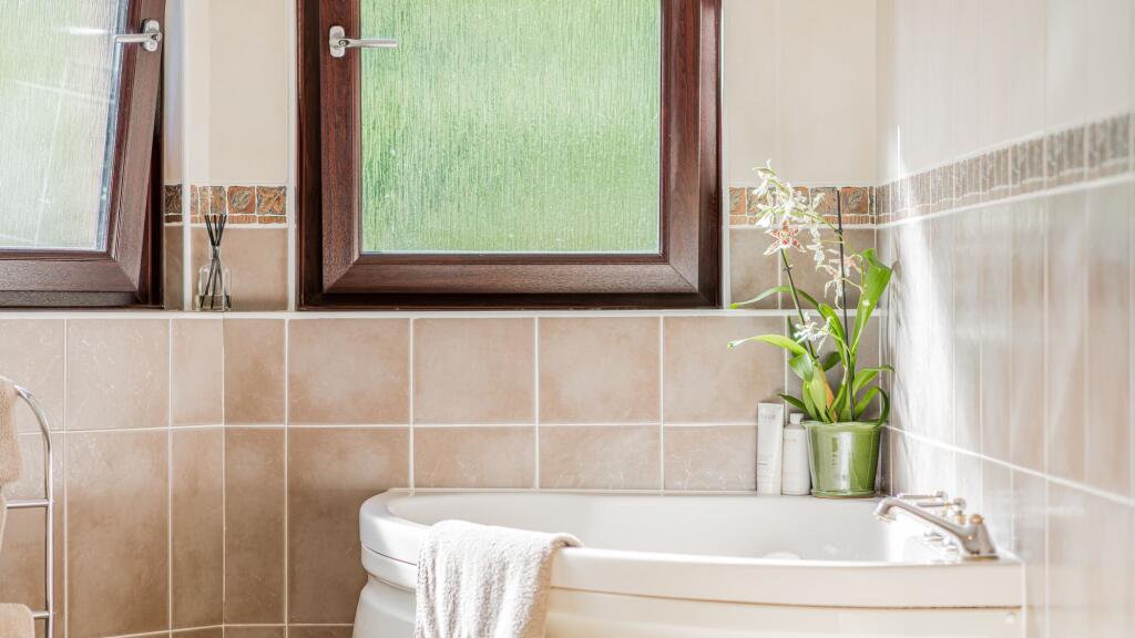 Master en-suite 3