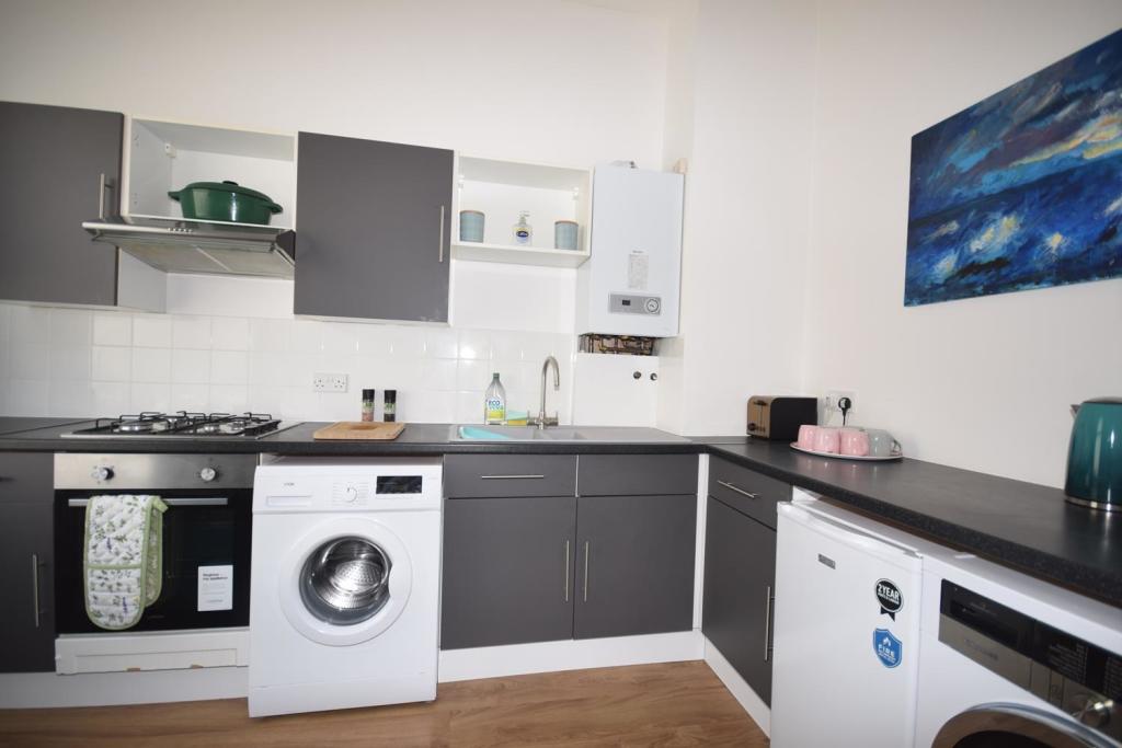 KITCHEN1.JPG