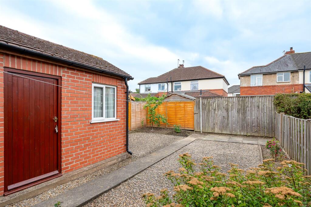 5 Thirlmere Dr-13.jpg