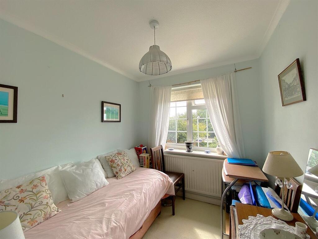 60 Links Drive - Bed5.jpg