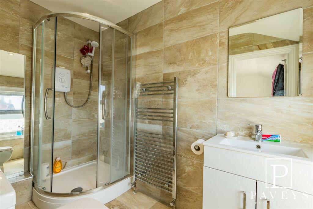 EN-SUITE/SHOWER ROOM