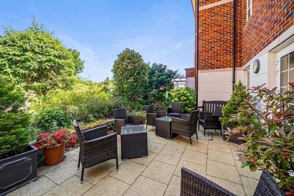 18-0223JPH 28 Swift House Maidenhead-39 (1)-medium