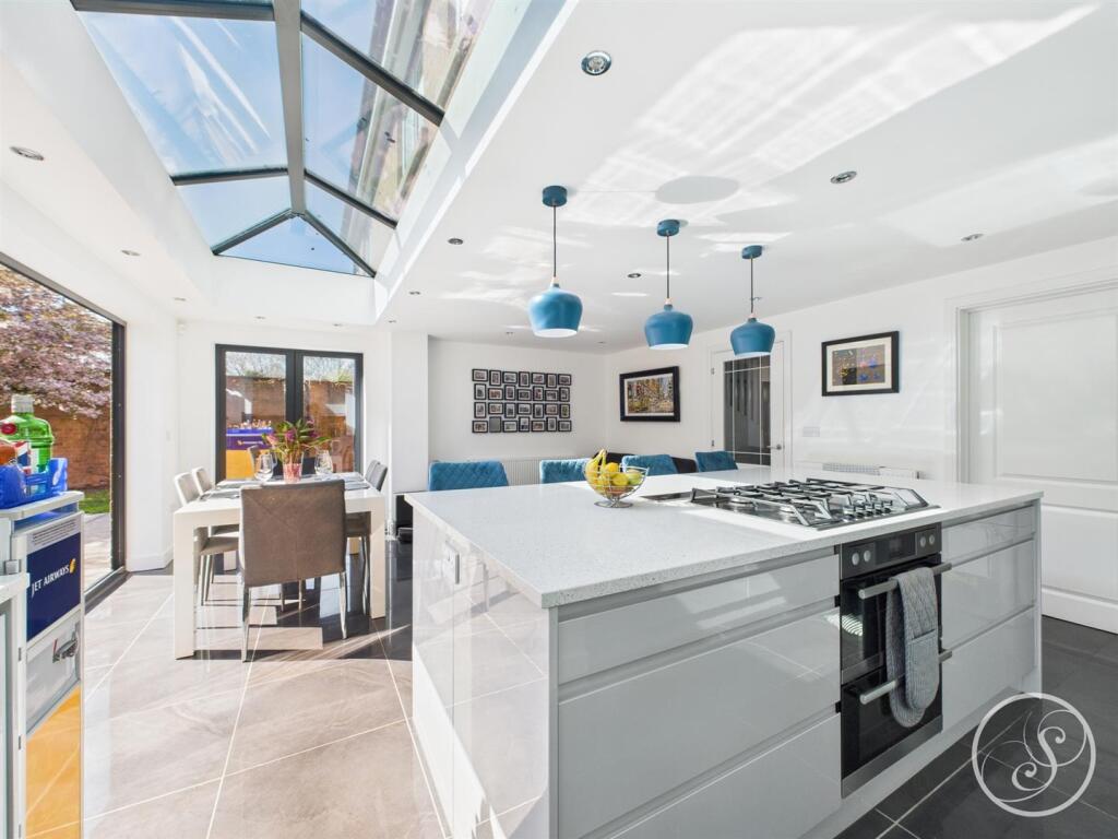 KITCHEN/DINER/FAMILY ROOM