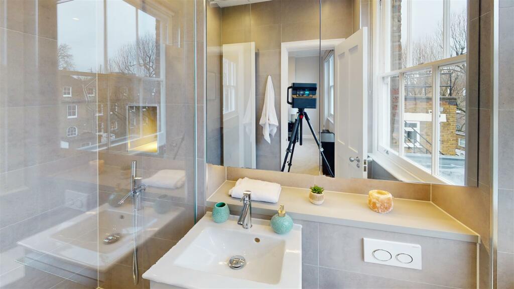 Flat-4-22-Kensington-Gardens-Square-Bathroom 1.jpg