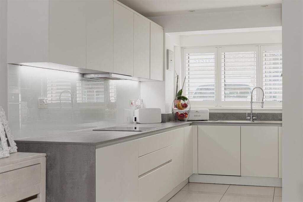 4 Tulyar Mews, Nork Gardens, Banstead (14).jpg