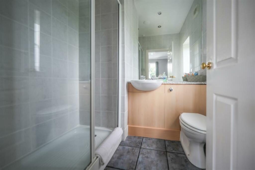 EN SUITE SHOWER ROOM/WC