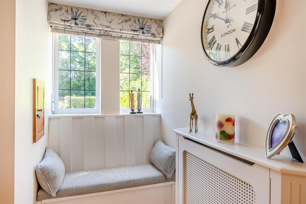 8564879-interior10.jpg