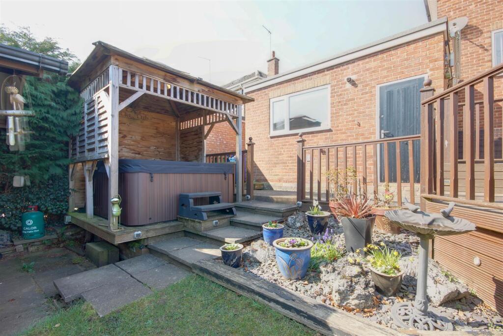 Hot Tub &amp; Pergola