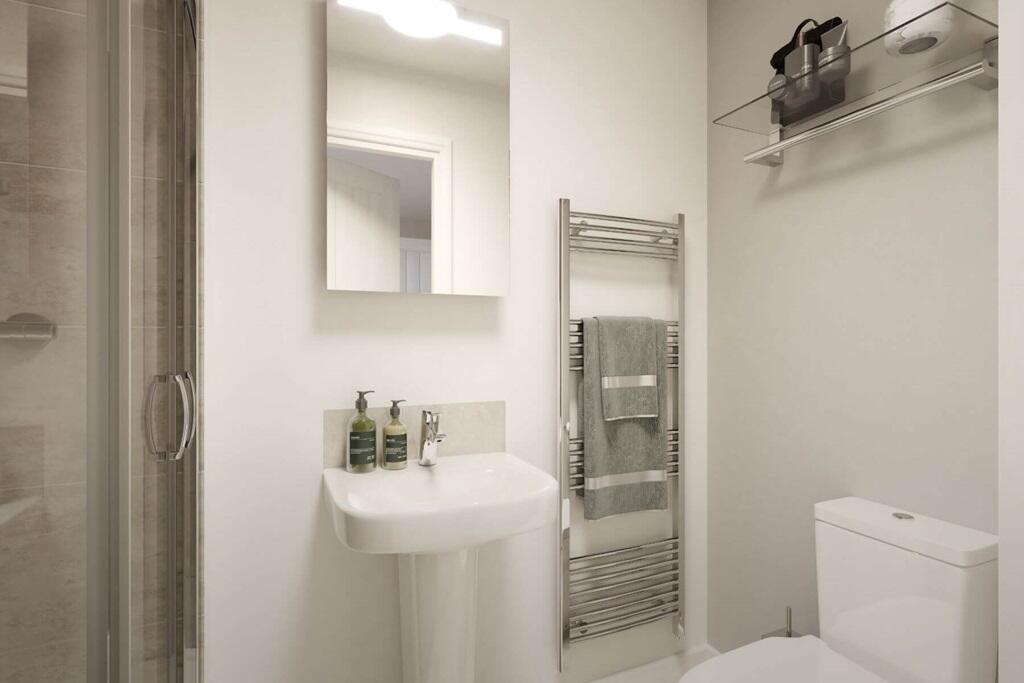 The main bedroom features an en-suite shower room