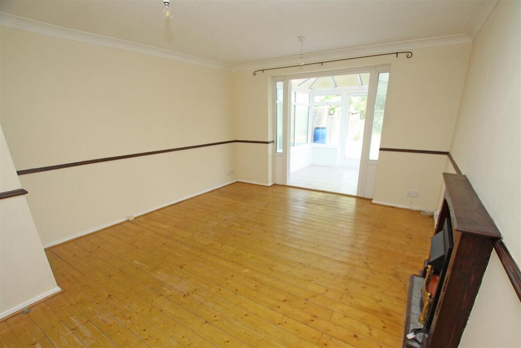 Living room a.jpg