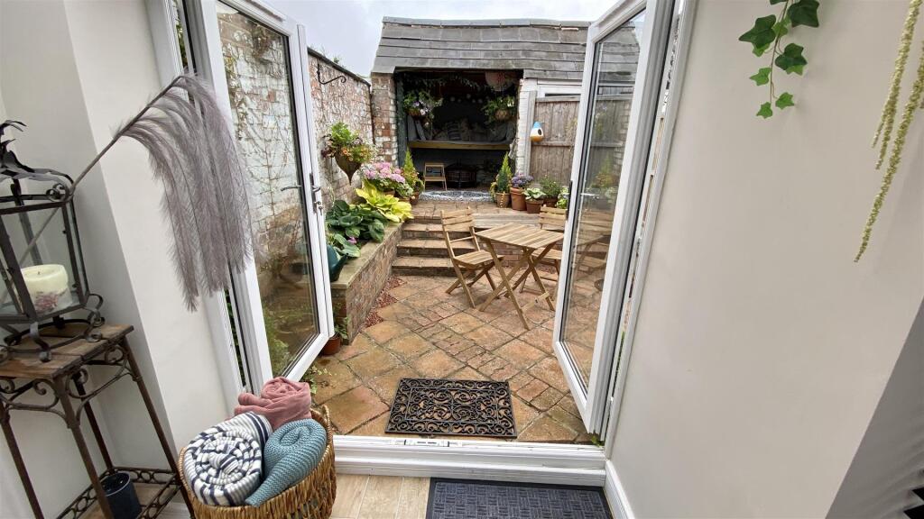 DINING/BREAKFAST ROOM