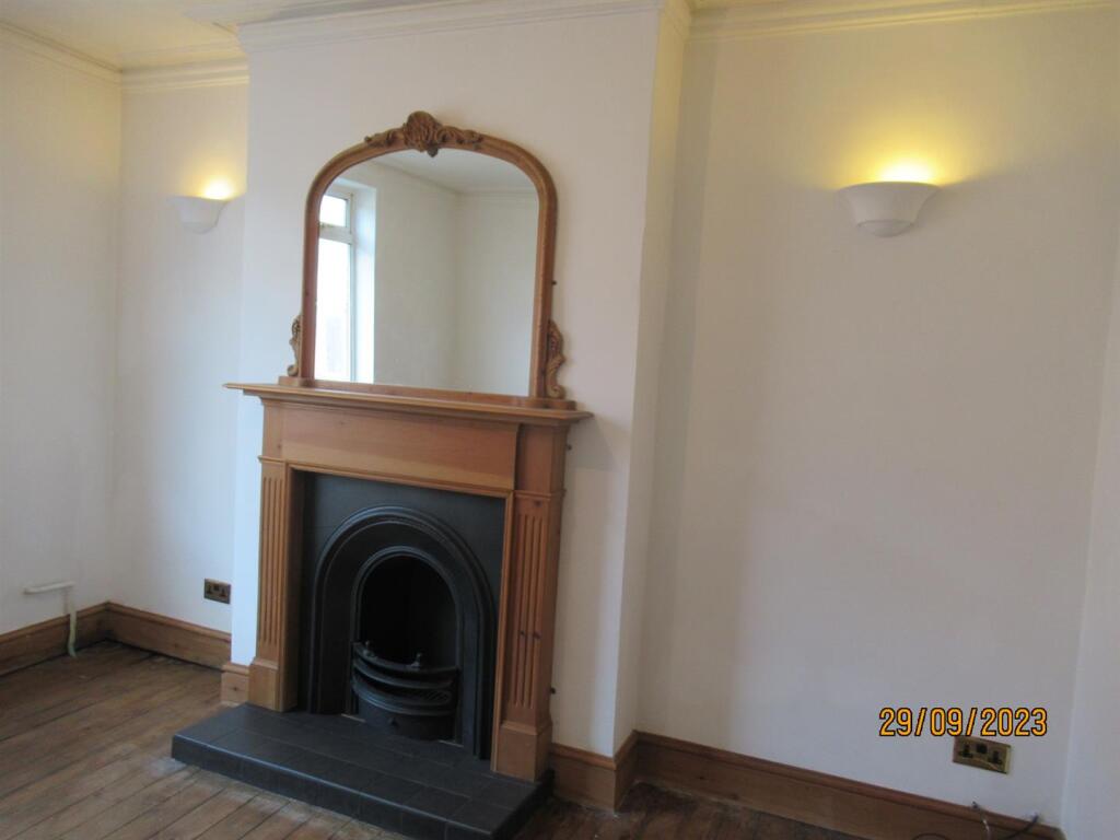 209 Watling Front Living.JPG