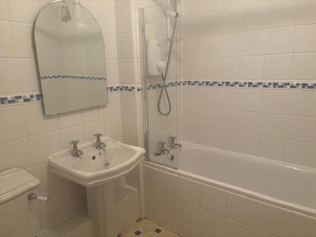 16 Borelli Mews bathroom.jpg