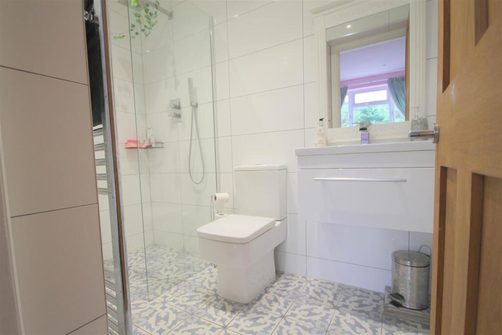 Ensuite.JPG