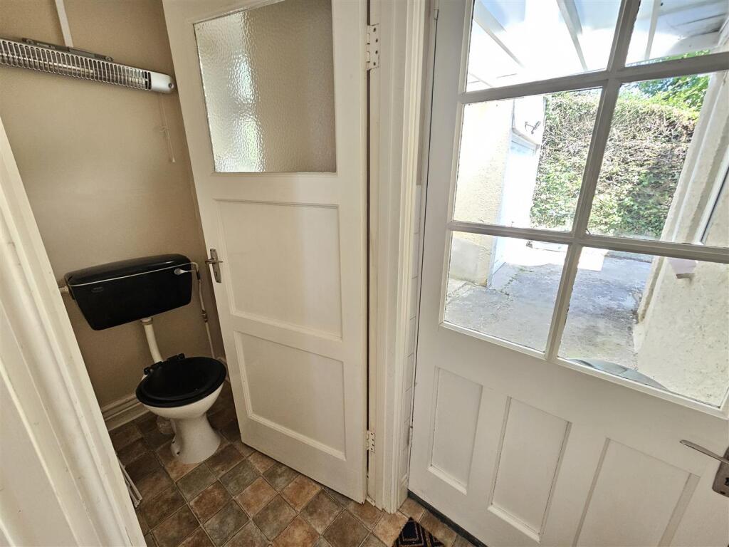 Downstairs WC.jpg