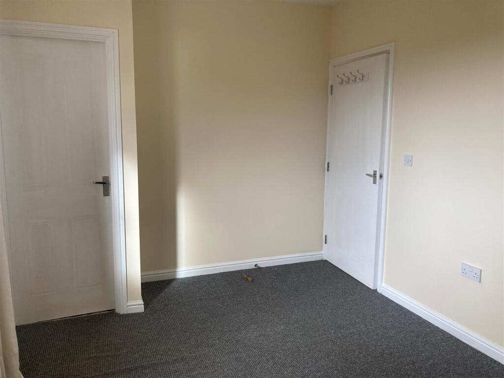 24 Ty Capstan - main bedroom 4.jpg