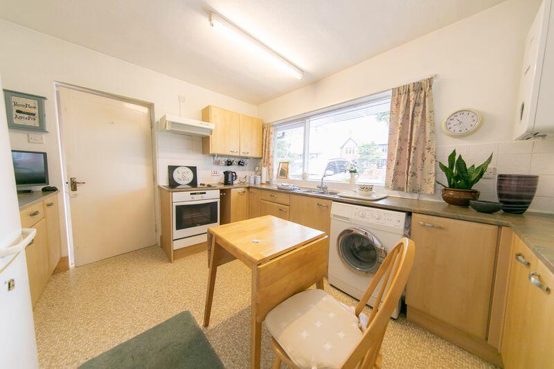 Kitchen &amp; dining room