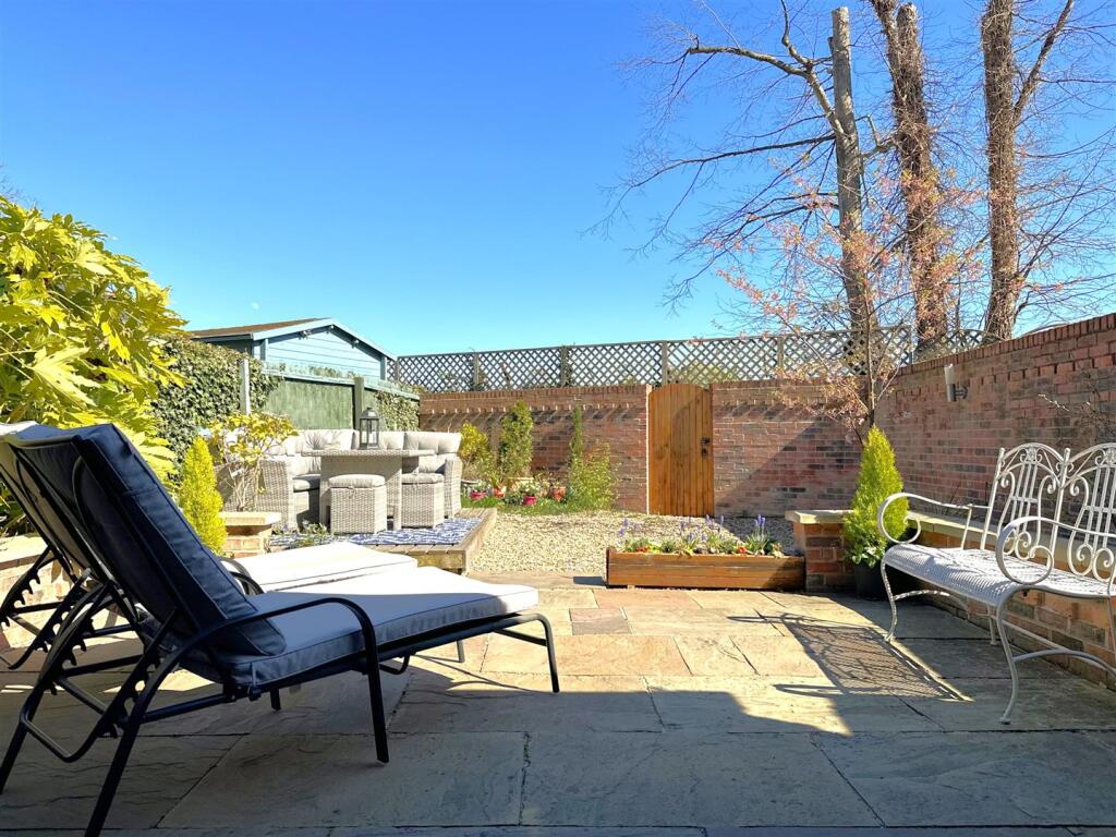 Delightful Private Garden 004