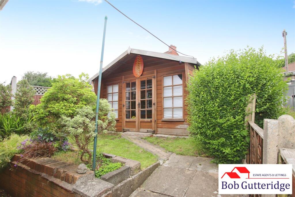 ENCLOSED REAR GARDEN